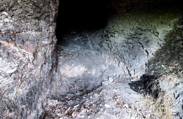 13 bin yıllık mağarada defineci talanı