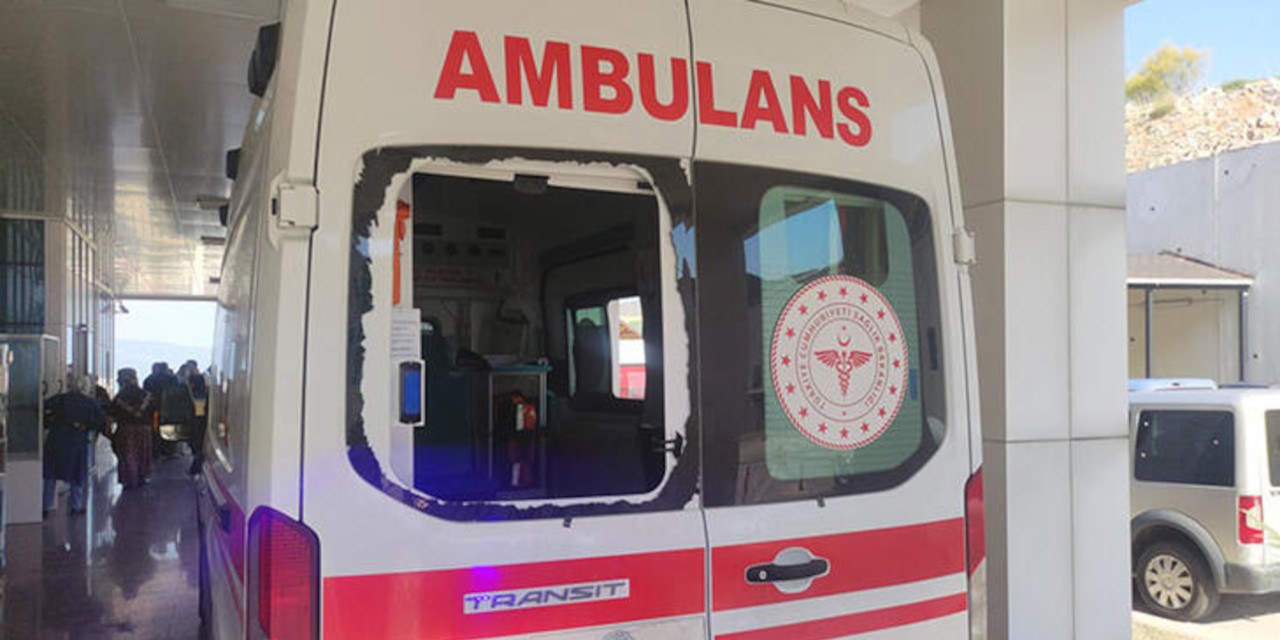 Sağlık görevlilerine saldırı: Camını kırdığı ambulansla kaldırıldığı hastanede de olay çıkardı