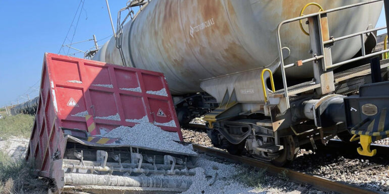 Mersin'de tren kamyona çarptı: 1 ölü, 1 yaralı