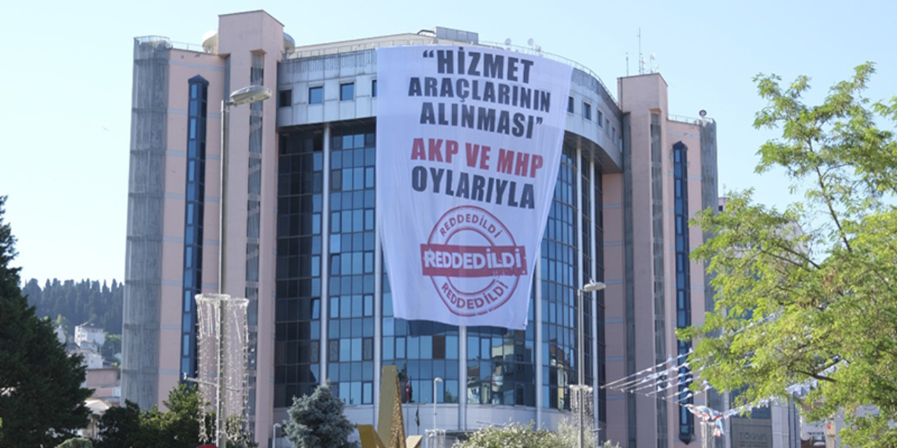 CHP'li başkandan protesto: 'AKP ve MHP oylarıyla reddedildi' pankartları belediyeye asıldı