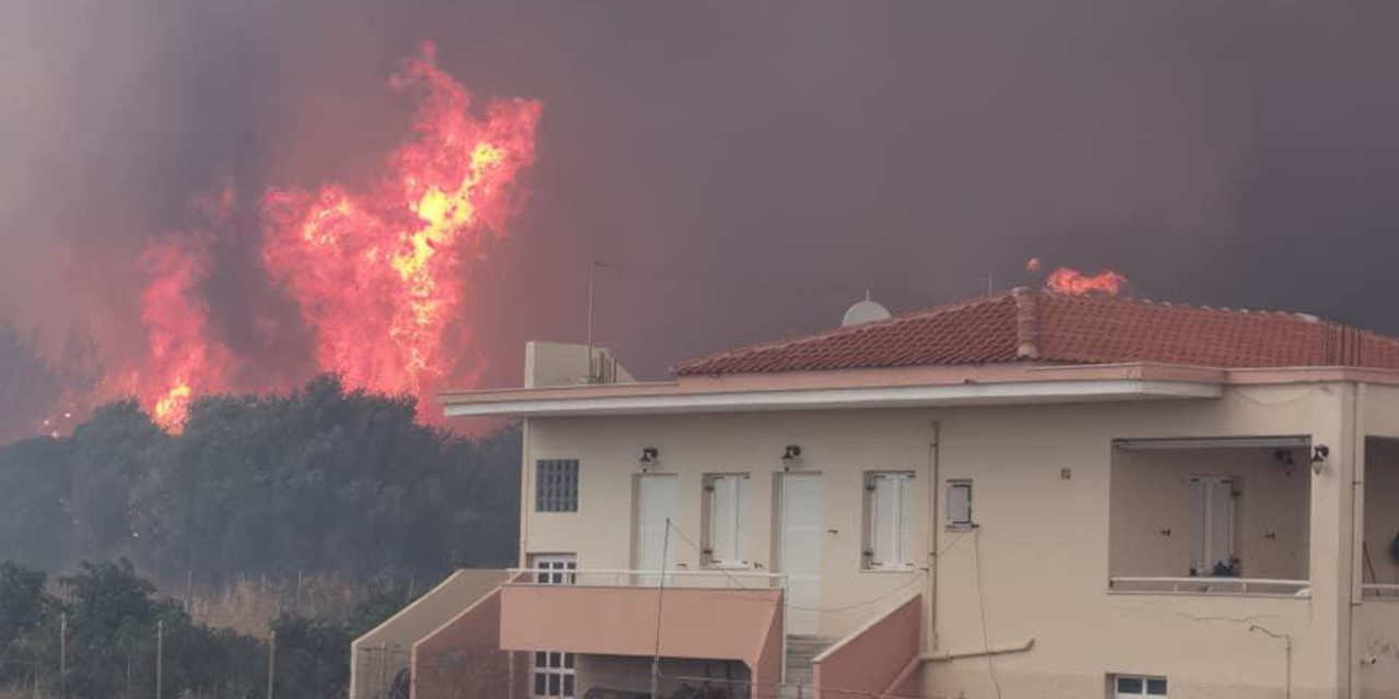 Midilli Adası yanıyor: Yangın evlere sıçradı, köyler boşaltıldı