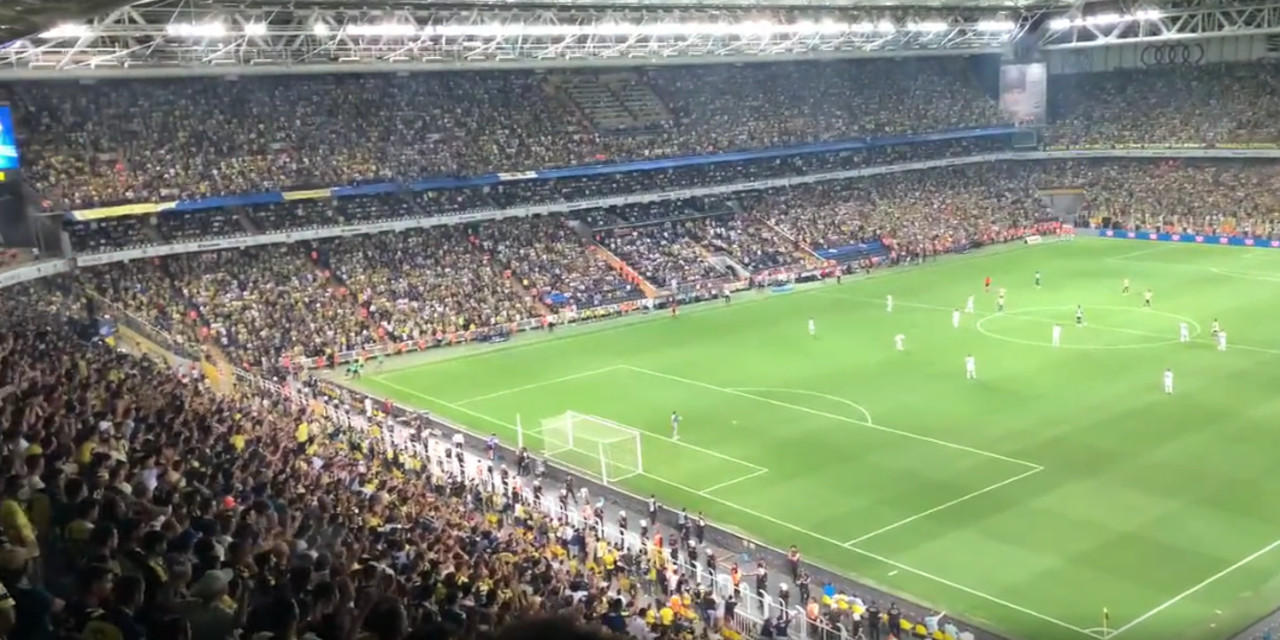 Fenerbahçe taraftarından, Dinamo Kiev'in attığı gol sonrası 'Putin' tezahüratı