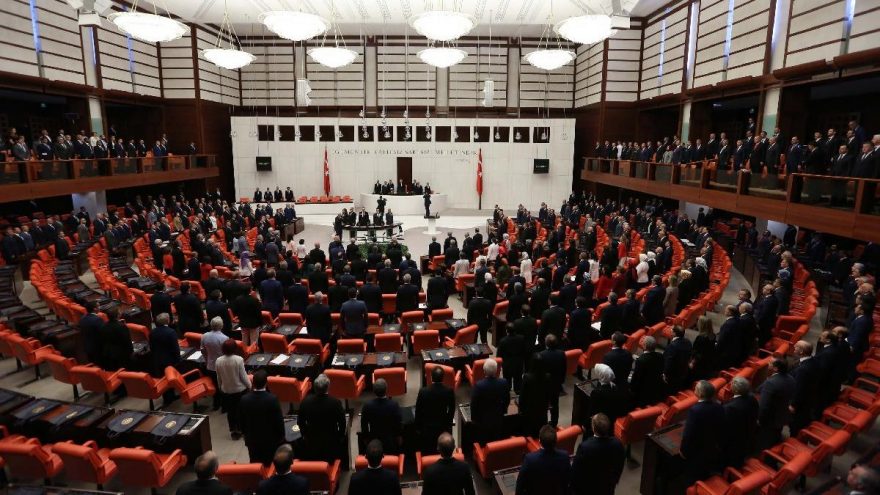 Eski AKP'li vekil Meclis'te "Kahrolsun otokrasi" diye bağırdı, çalışmalara ara verildi