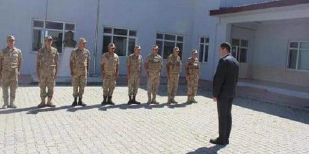 AKP'li il başkanı askeri törenle karşılandı, komutan görevden alındı