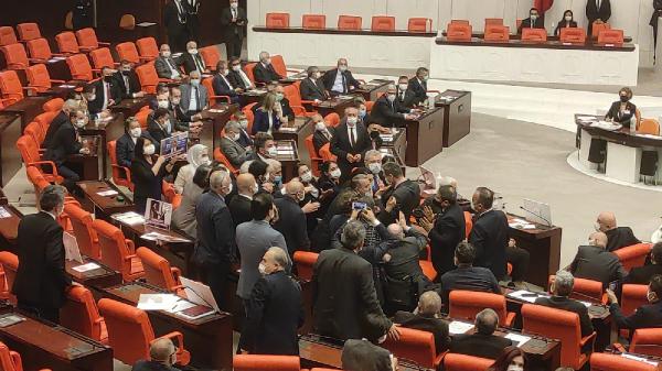 AKP’li Alpay Özalan ve bir grup vekil, Gergerlioğlu'nu Genel Kurul dışına çıkarmaya çalıştı