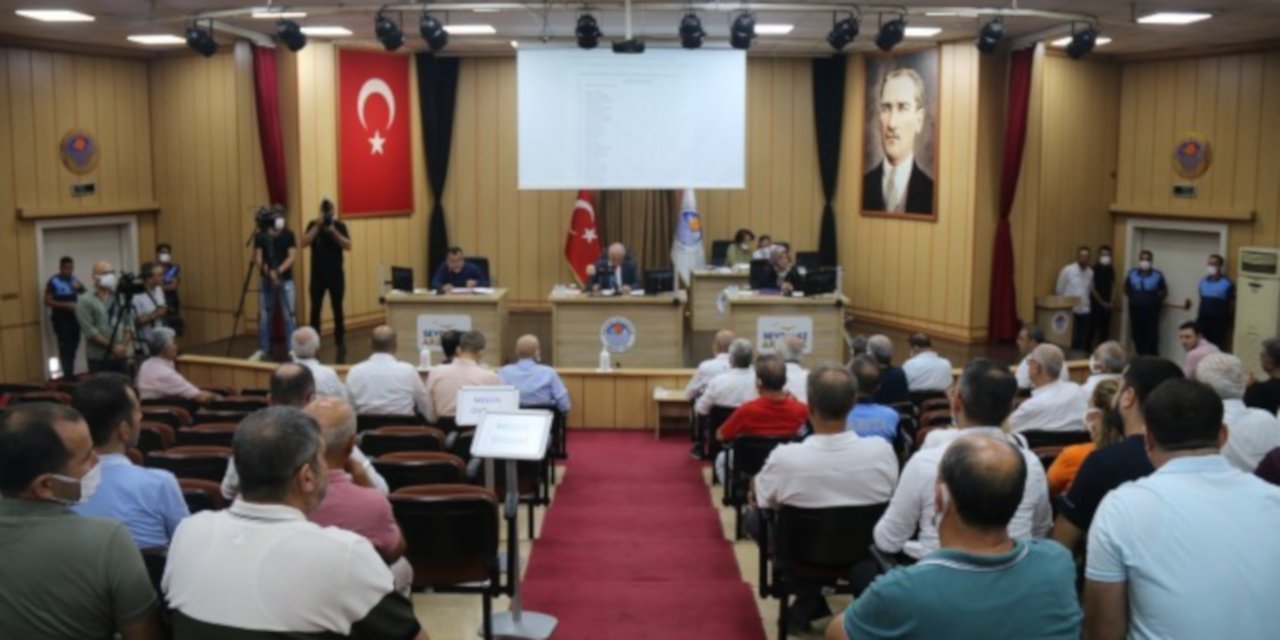 Akdeniz Belediyesi'nde HDP'li üyeler gözaltına alındıktan sonra kararlar geçirildi