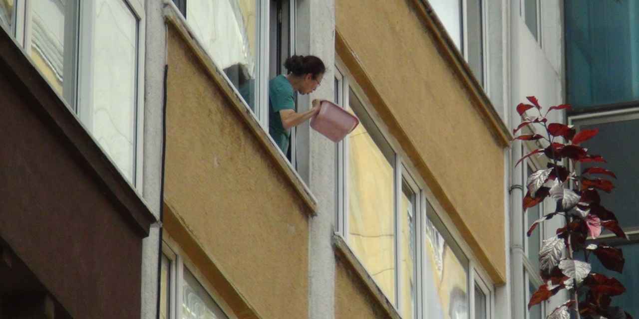 Yoldan geçenlerin üstüne pencereden kezzap döktü