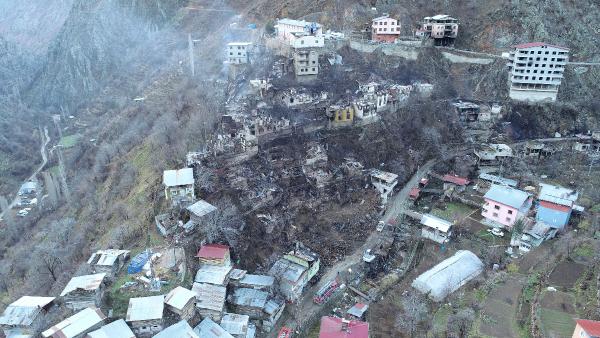 Artvin’de dün başlayan köy yangını bu sabaha karşı yağmurun etkisiyle sona erdi