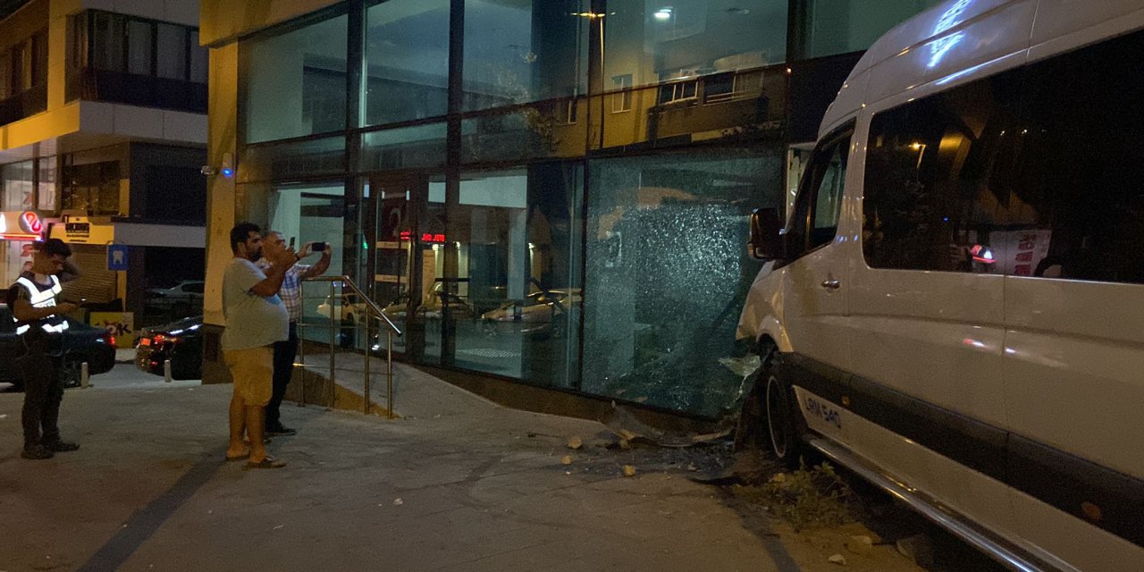 Öksürük krizi tutan şoförün kullandığı servis minibüsü bankaya girdi