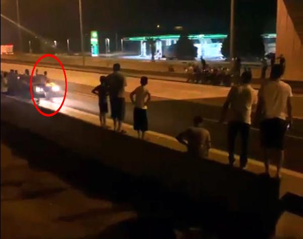 Otoyolda yarış yapıp kazandı, izleyicinin bacağını kopardı