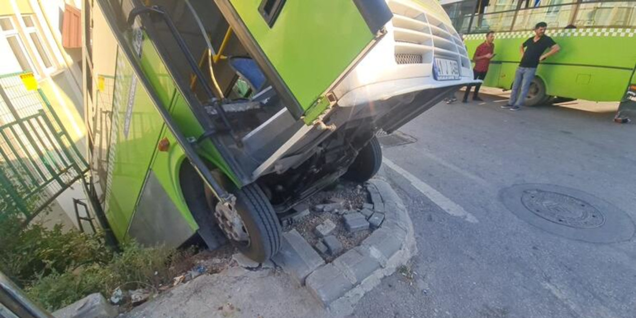 Halk otobüsü, başka otobüse çarpıp bahçeye düştü: 8 yaralı