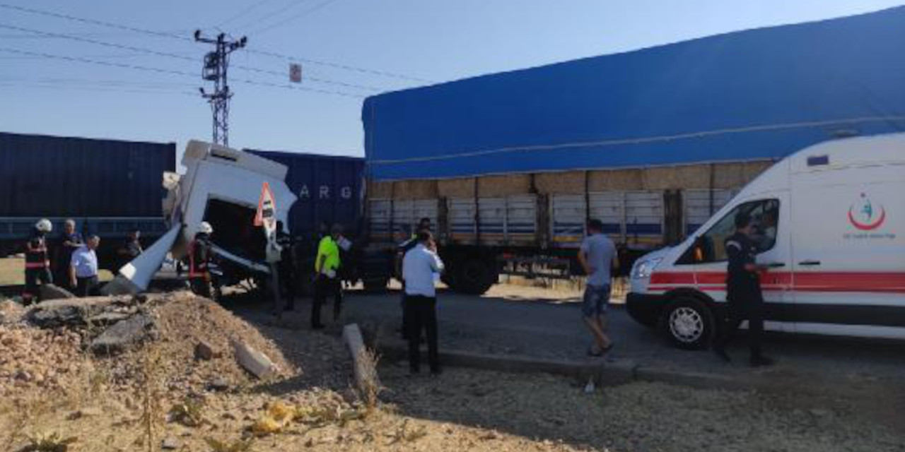 Malatya'da yük treni TIR'a çarptı