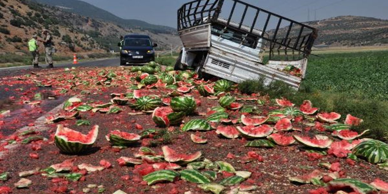 Gaziantep'te kaza: İki kişi yaralandı, 3 ton karpuz çevreye saçıldı