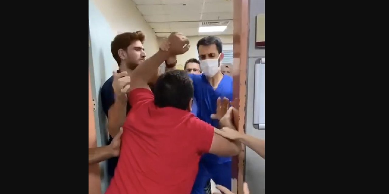 'Maske' uyarısında bulunan doktora 'Çocuğuma bakacaksın' diyerek saldırdı
