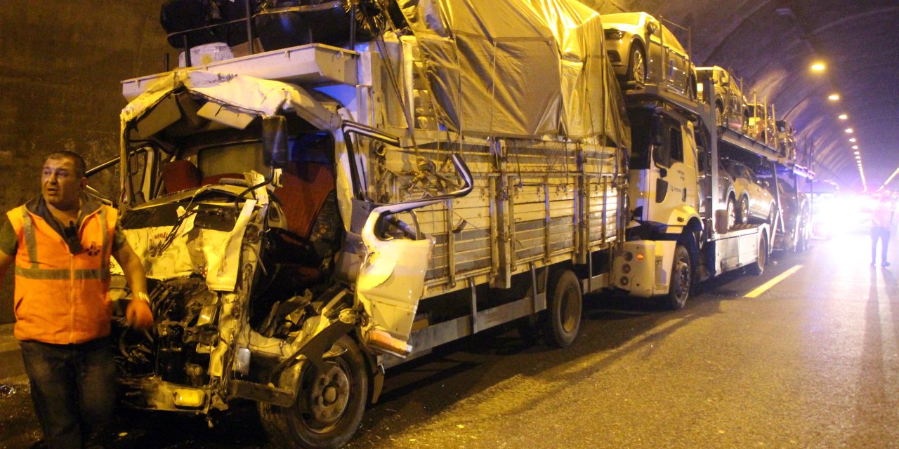 Bolu Dağı tünelinde büyük kaza: 3 TIR ve 1 kamyonet çarpıştı