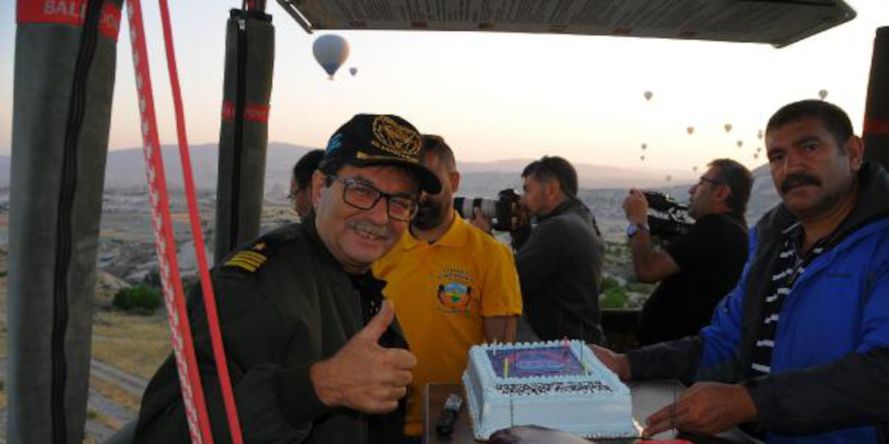 Kapadokya'nın ilk sıcak hava balonu pilotu 35. yılını havada kutladı