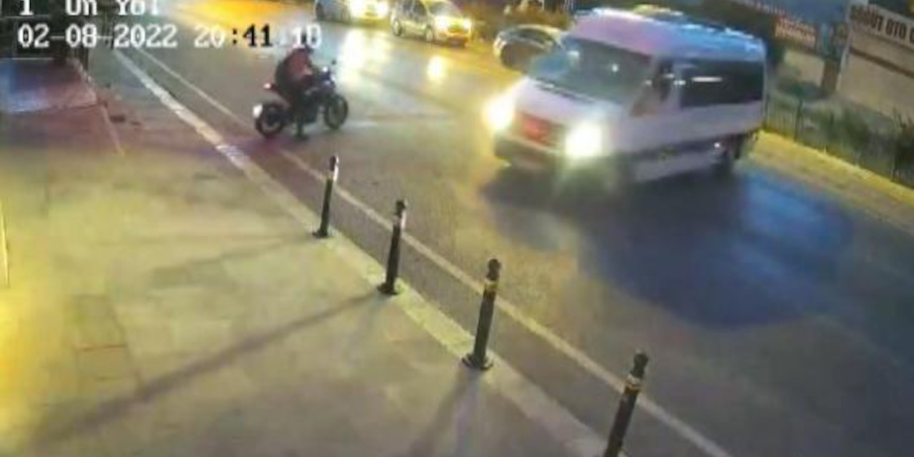 Servis şoförü, motosikletliyi ezmek için trafikte kovaladı