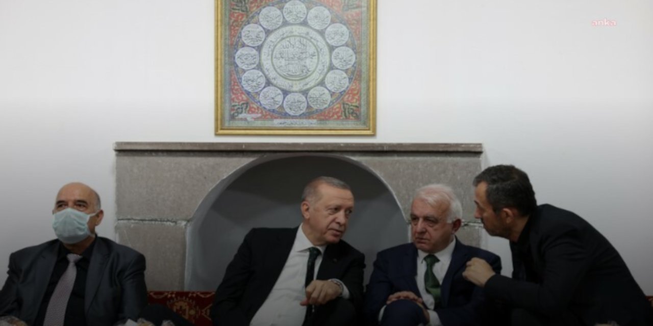 Erdoğan, Hüseyin Gazi Cemevi'nde muharrem iftarına katıldı