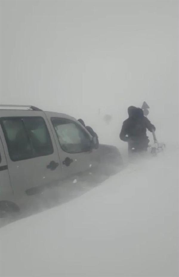 Kars’ta öğretmenlerin bulunduğu servis karda mahsur kaldı, köylüler kurtardı