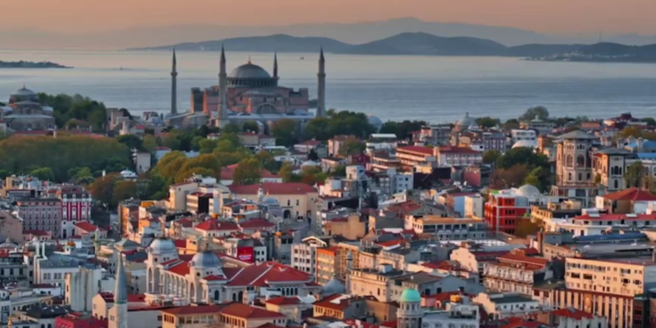 AKP'nin İstanbul'da seçim şarkısı belli oldu: 'Sevenler kavuşunca, Türkiye ne güzel'