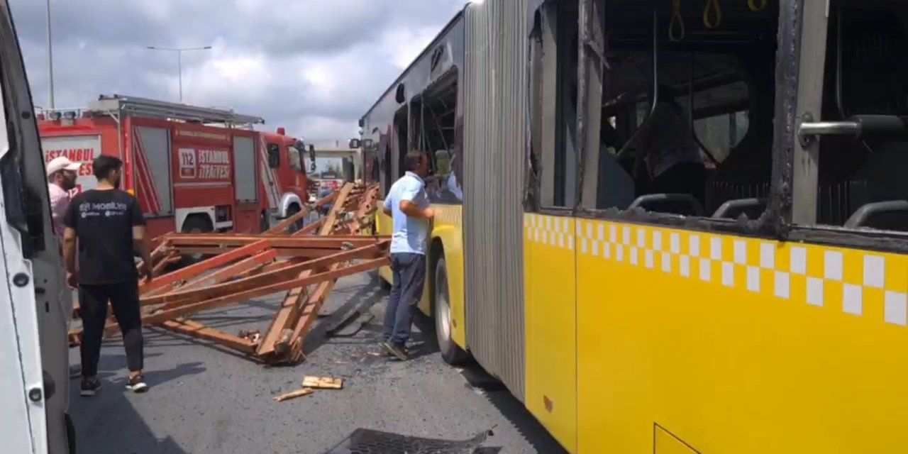 Kamyondaki demir direkler İETT otobüsüne düştü: Beş yaralı