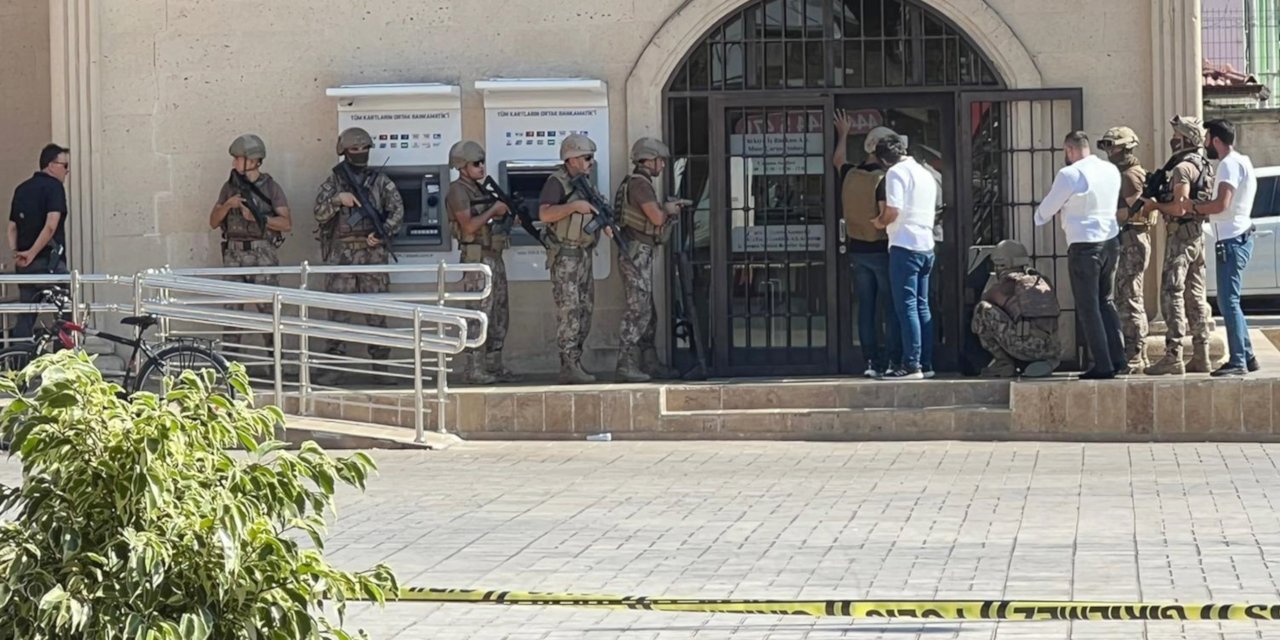 Antalya'da banka müdürünü rehin alan kişi gözaltına alındı