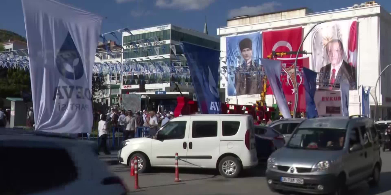 Babacan'ın Yozgat mitingi öncesi alana dev Erdoğan fotoğrafı asıldı: 'İndirin diye 3 gündür arıyoruz, indirmiyorlar'