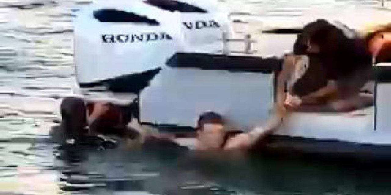 Polisi gördü, denize atlayıp 2 kilometre açıldı