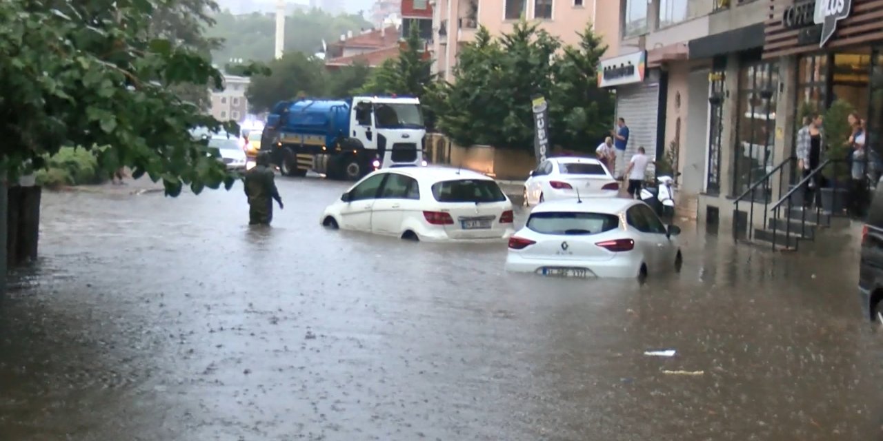 İstanbul'da yoğun yağmur: Maltepe ve Beykoz'da yollar göle döndü, Kapalıçarşı'yı su bastı