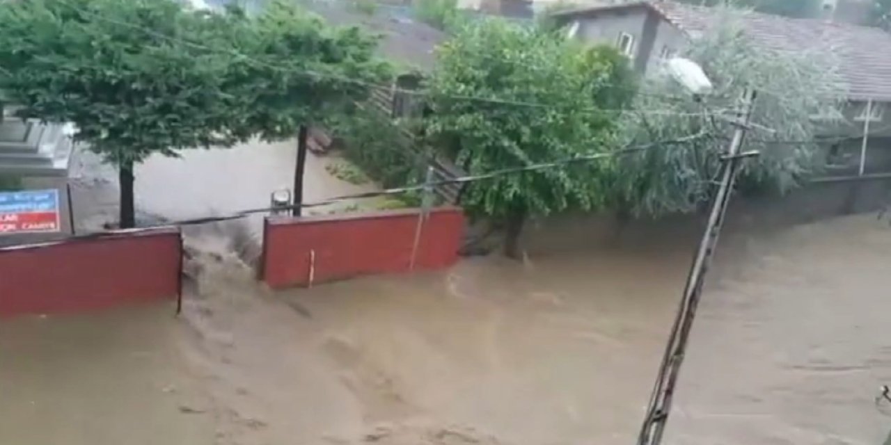 Beykoz'da Küçüksu Deresi taştı, evleri su bastı