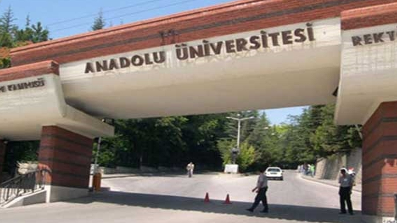 Anadolu Üniversitesi'nden kadın çalışanlara 'kıyafet' uyarısı: Etek boyu dizden yukarı olmamalı