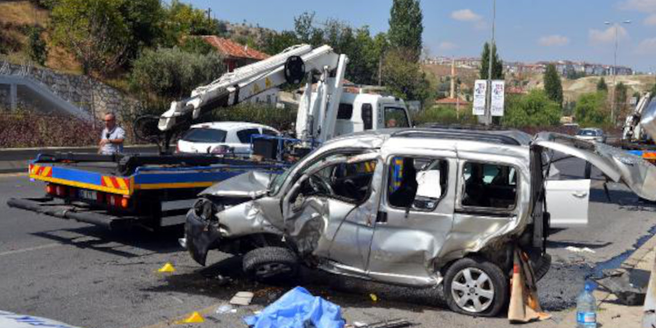 İki araca çarpıp kaçtı: Bir ölü, 4 yaralı