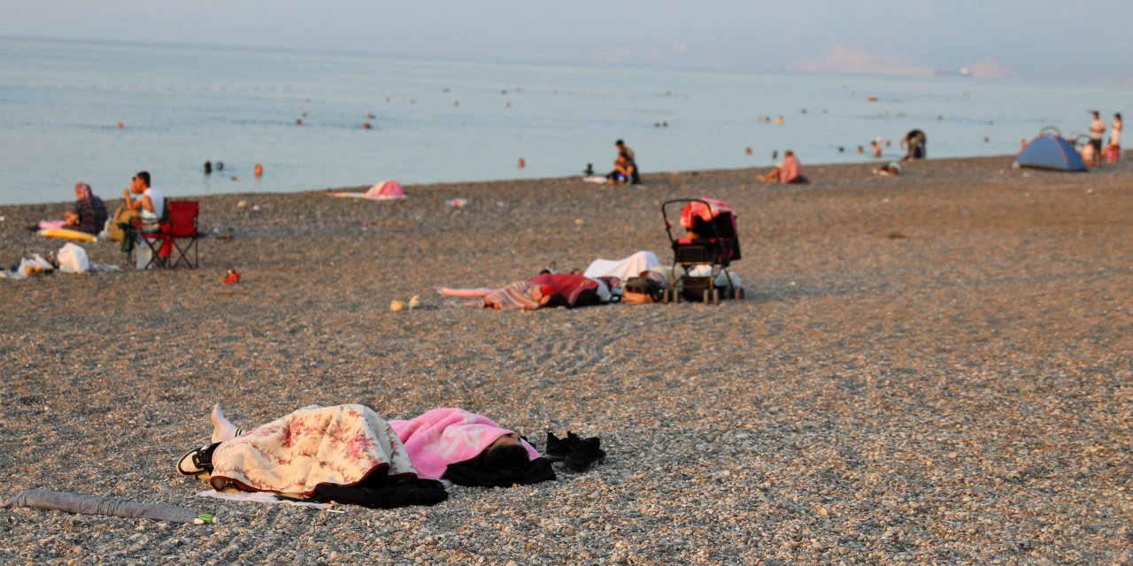 Sıcaktan bunalan Antalyalılar, sahilde sabahlıyor