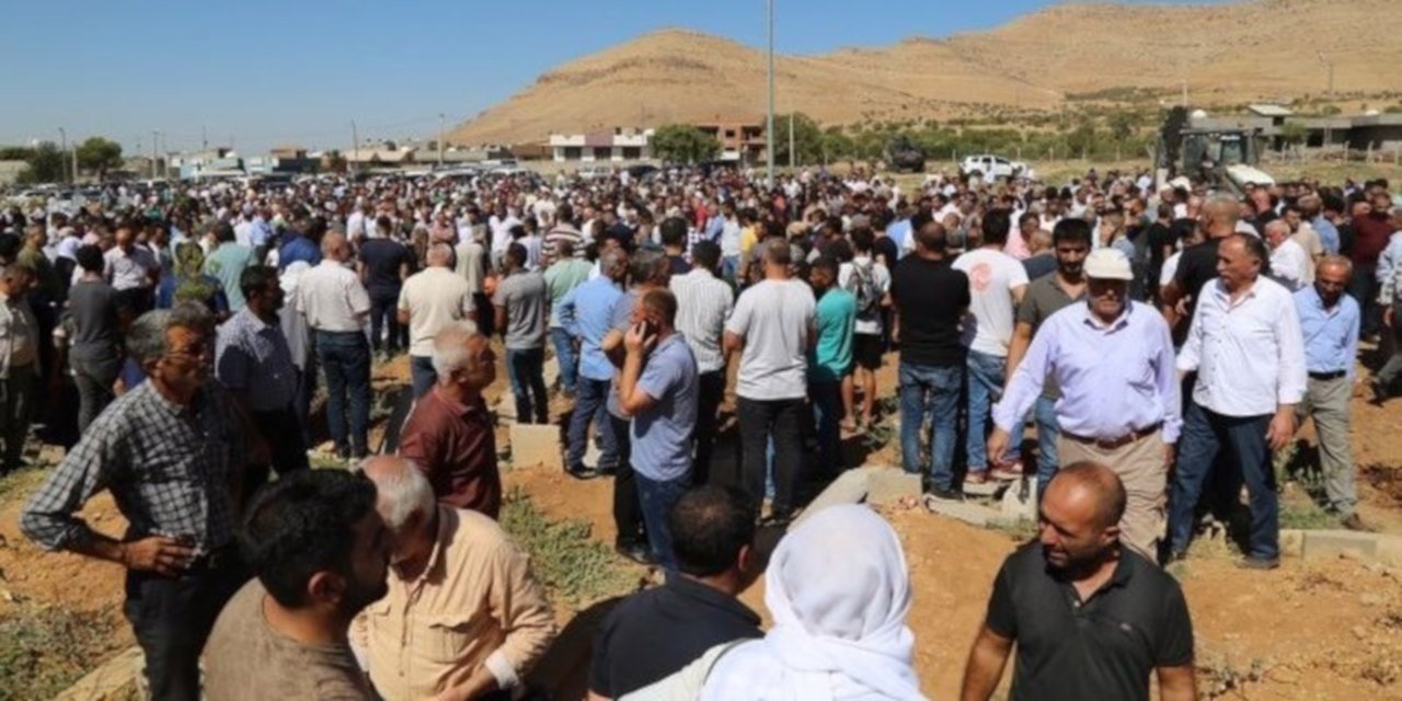 Mardin'deki kazada hayatını kaybedenler toprağa veriliyor