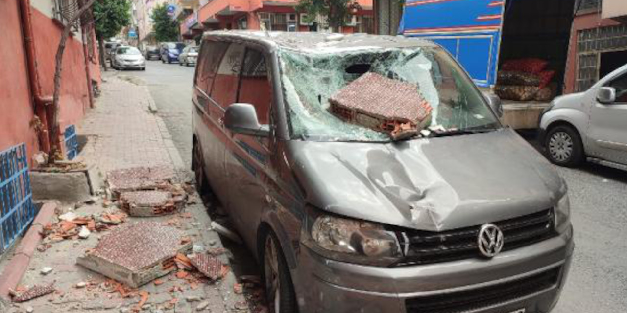 Dün satışı yapılan minibüsün üzerine bugün balkon duvarı çöktü