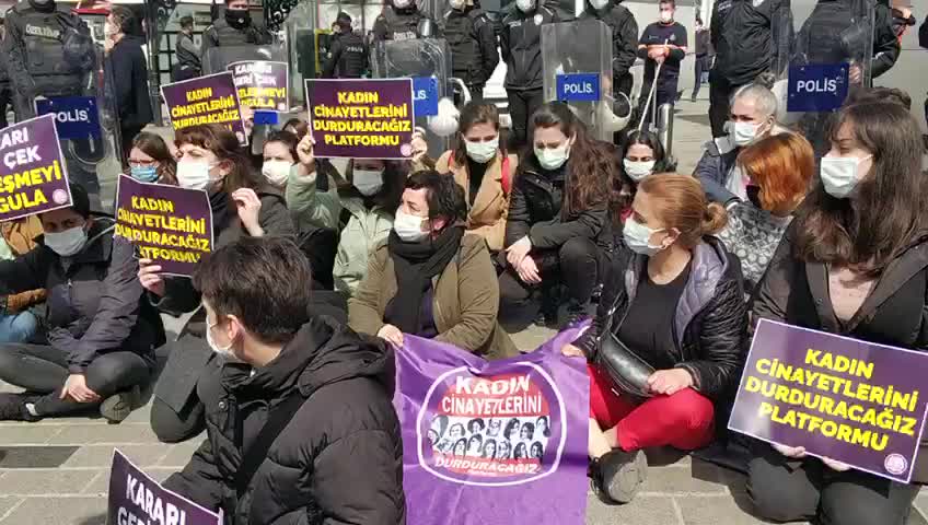 Kadınlar Taksim Meydanı'nda oturma eylemi başlattı