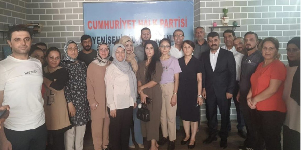 Diyarbakır'da AKP'den ayrılan 15 kişi CHP'ye katıldı