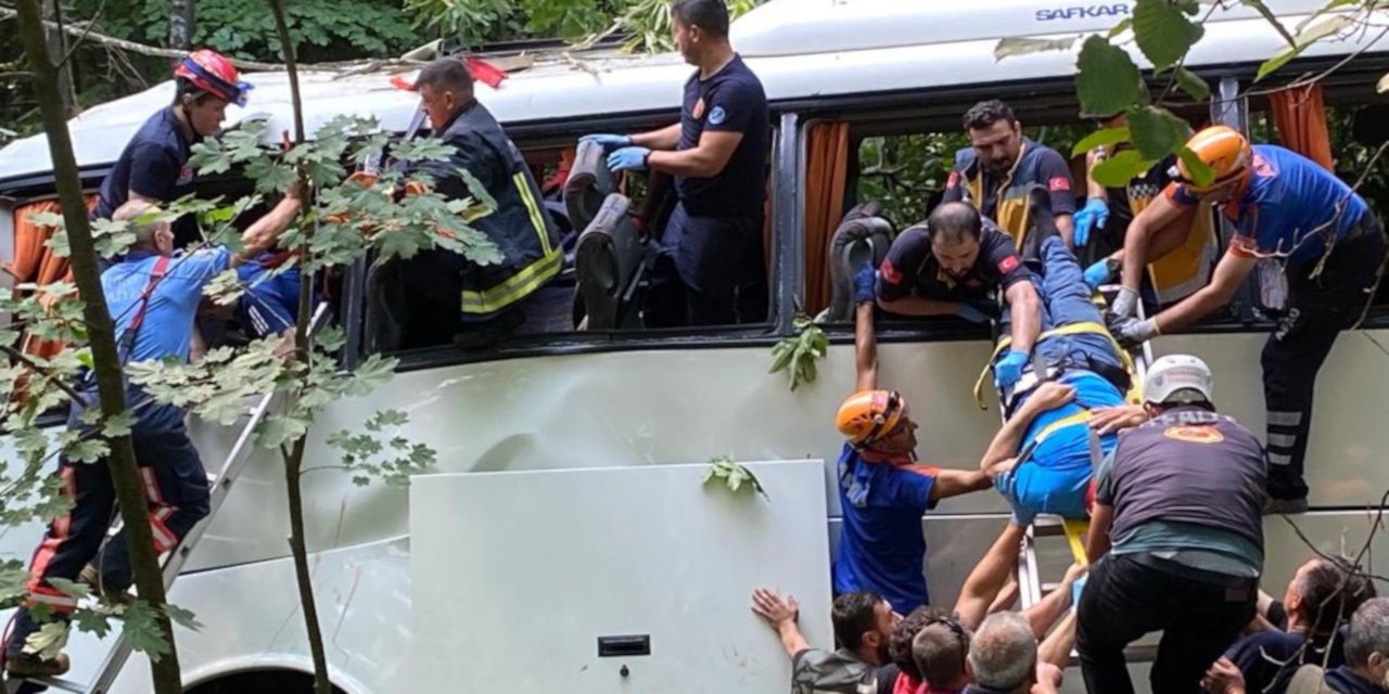 Bursa'da tur otobüsü devrildi: Beş ölü