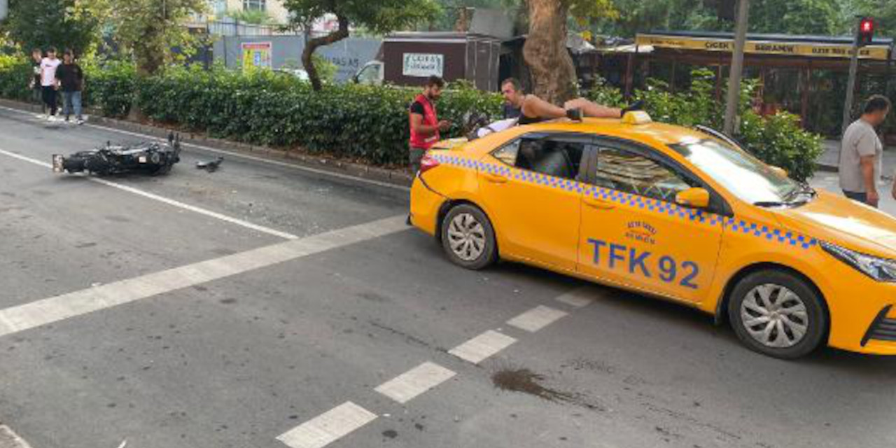 Kaza yapan motosikletli, taksinin üzerine düştü