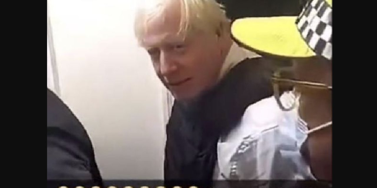 Boris Johnson, polislerle birlikte uyuşturucu operasyonuna katıldı