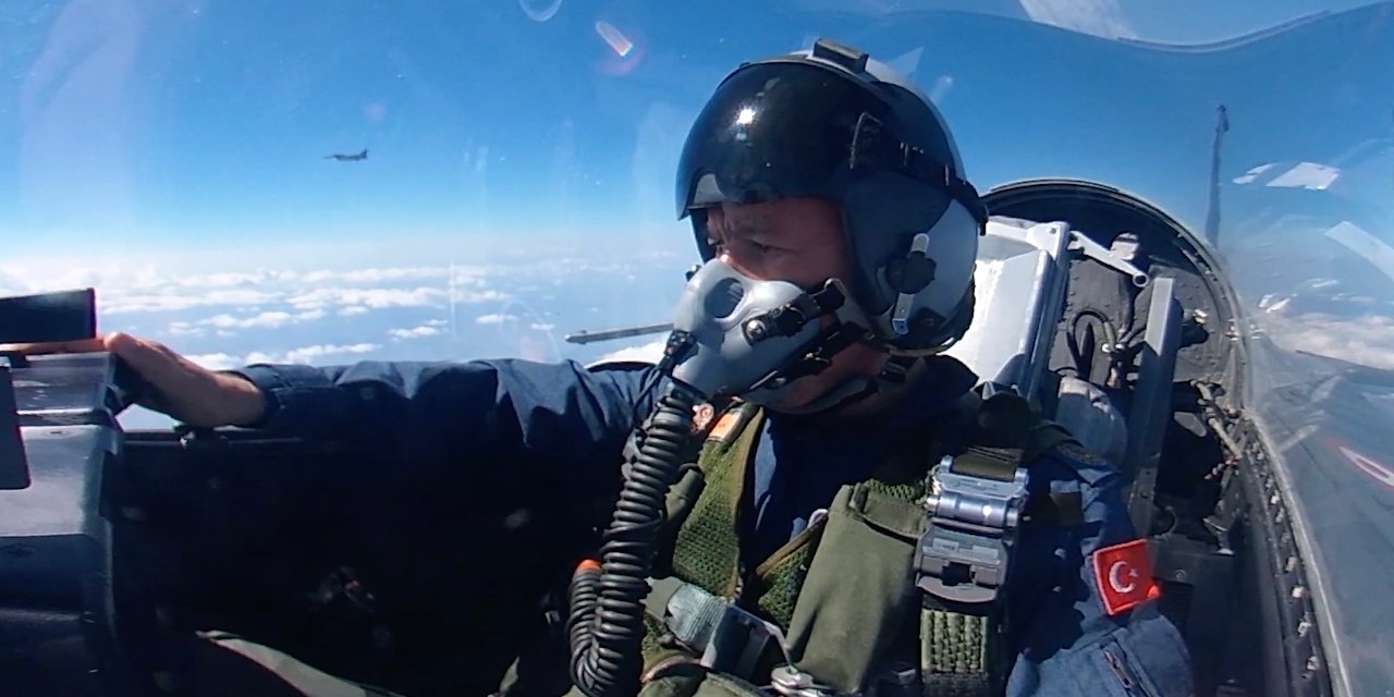 Milli Savunma Bakanı Hulusi Akar Ege'de F-16 ile uçtu