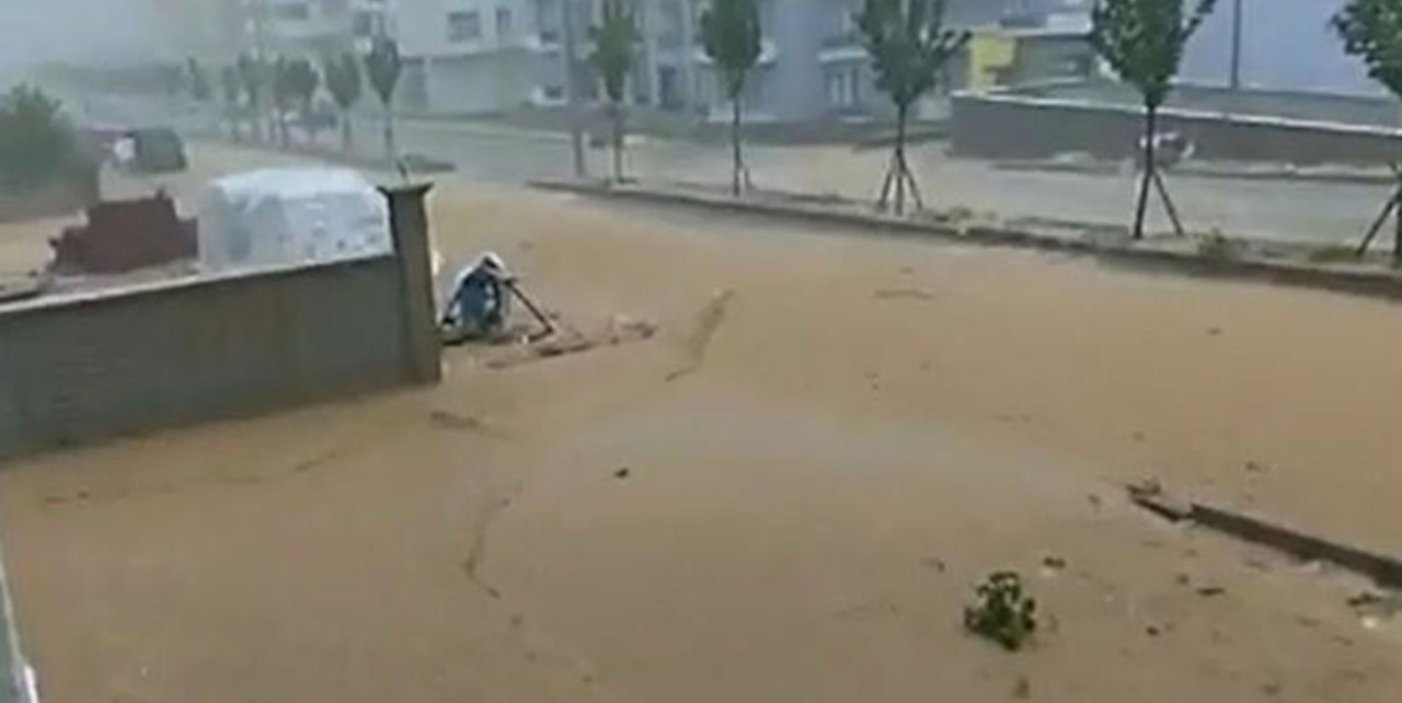 Kastamonu'da sağanak yağış: Çatıdan düşen parçalar 3 kişiyi yaraladı