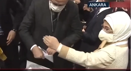 AKP Kongresi'nde Emine Erdoğan'ı telaşlandıran anlar