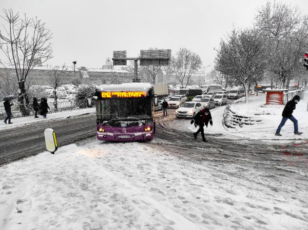 Kar, İstanbul’da sürücülere zor anlar yaşattı