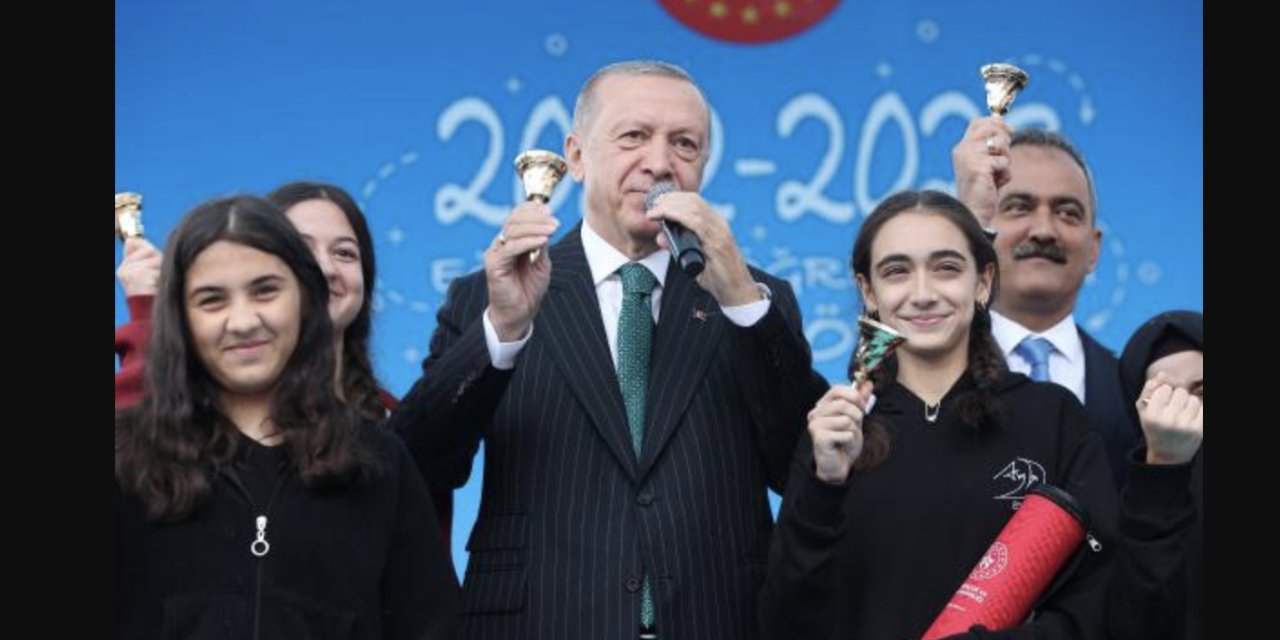 Erdoğan'dan gençlere: Ecdadınıza sövdürmeye çalışan köksüzlere kulak asmayın