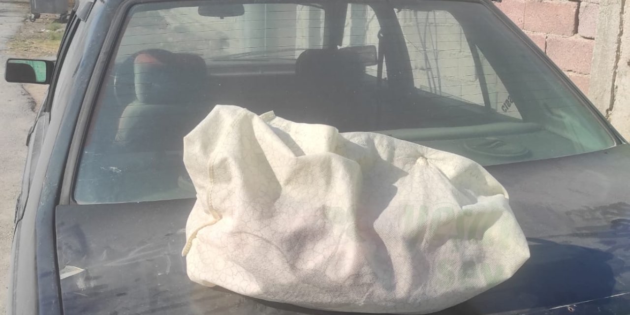 Araba üzerine torba içinde bırakılarak terk edilen bebek, korumaya alındı