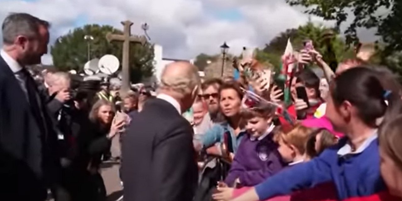 3. Charles'a Londra'da sevgi seli, Galler'de protesto: 'Benim kralım değil'