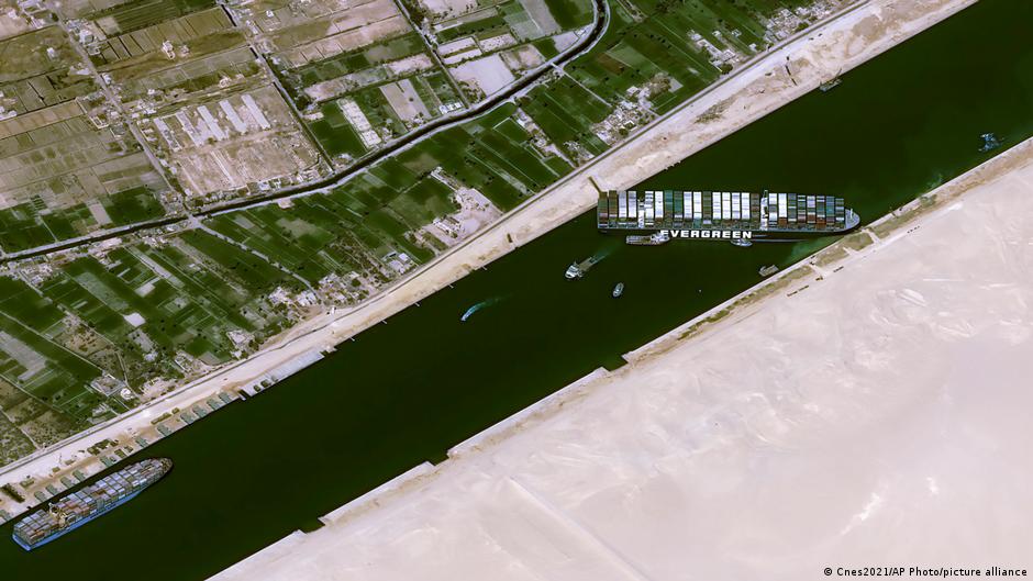 Süveyş Kanalı'nda 200 gemi sıkıştı, korsan endişesi artıyor