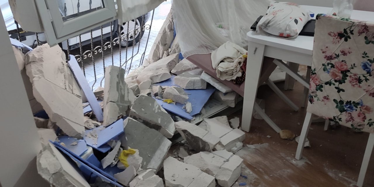 Brandası takılan binaya çarptı; evin duvarları yıkıldı Brandası takılan binaya çarptı; evin duvarları yıkıldı