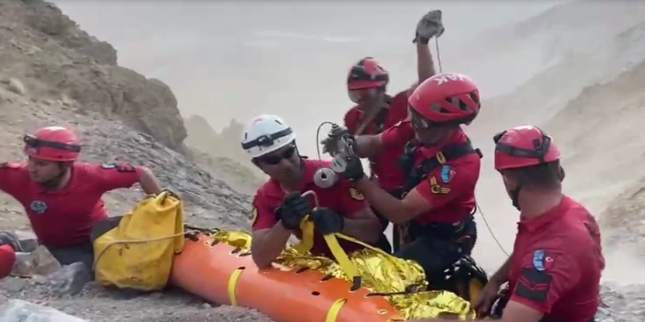 Erciyes'e zirve tırmanışı yapan dağcıların üzerine kaya yuvarlandı: 1 ölü